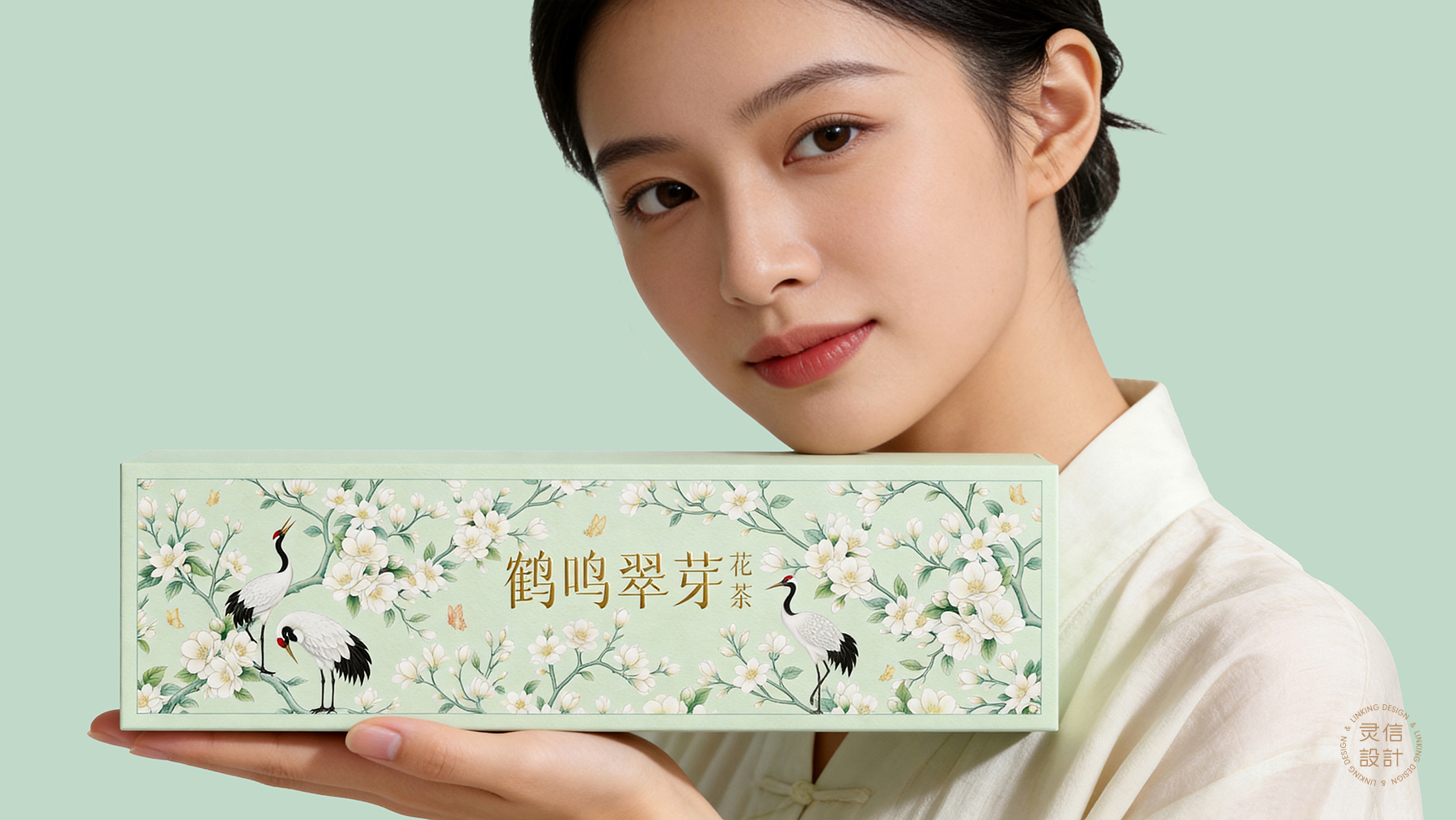 jimeng-2026-03-13-3407-一名穿着素雅服装的亚洲女性手里托着这个包装,高清摄影风格,4K画质,简洁背景